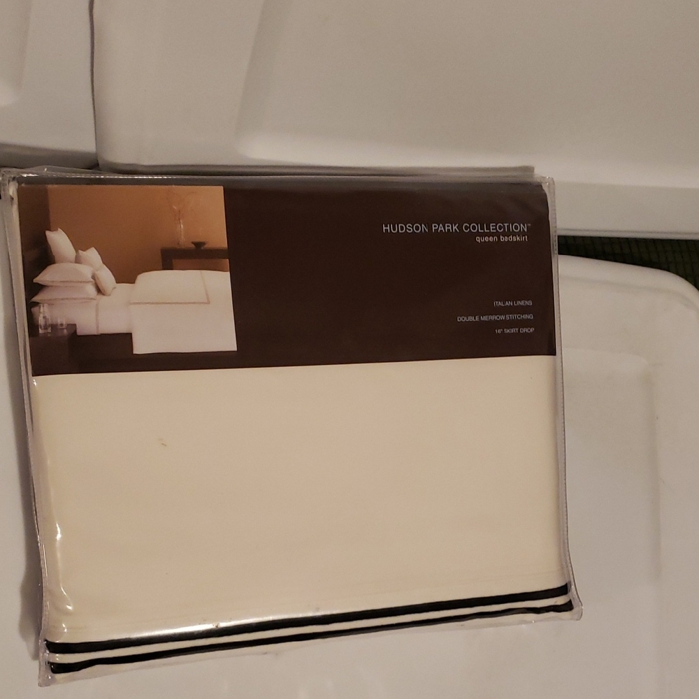Hudson Park Cream Queen Bedsheet Set with Black Trim